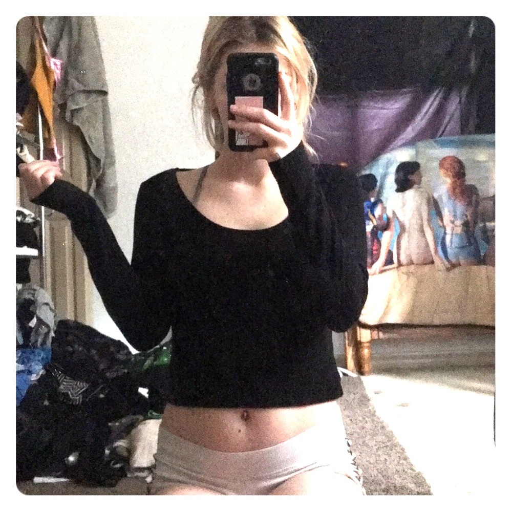 Black long sleeve crop